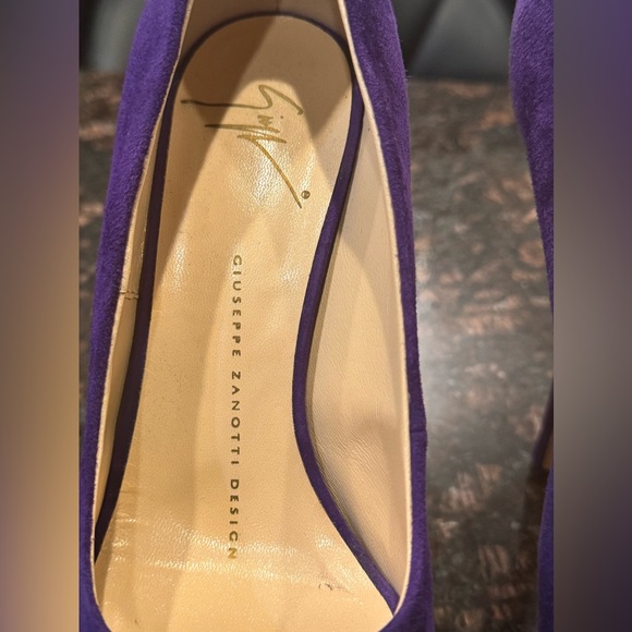 Giuseppe Zanotti
Giuseppe Zanotti Purple Suede Peep
Toe Platform Pumps Size 36.5 - Picture 6 of 9